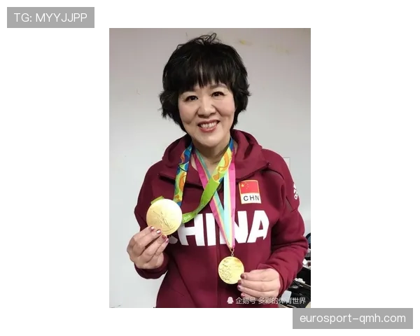 郎平赛场上像铁娘子,下了场像去街角买菜的邻家大妈,反差也太让人笑场 郎平赛场上像铁娘子,下了场像去街角买菜的邻家大妈,反差也太让人笑场